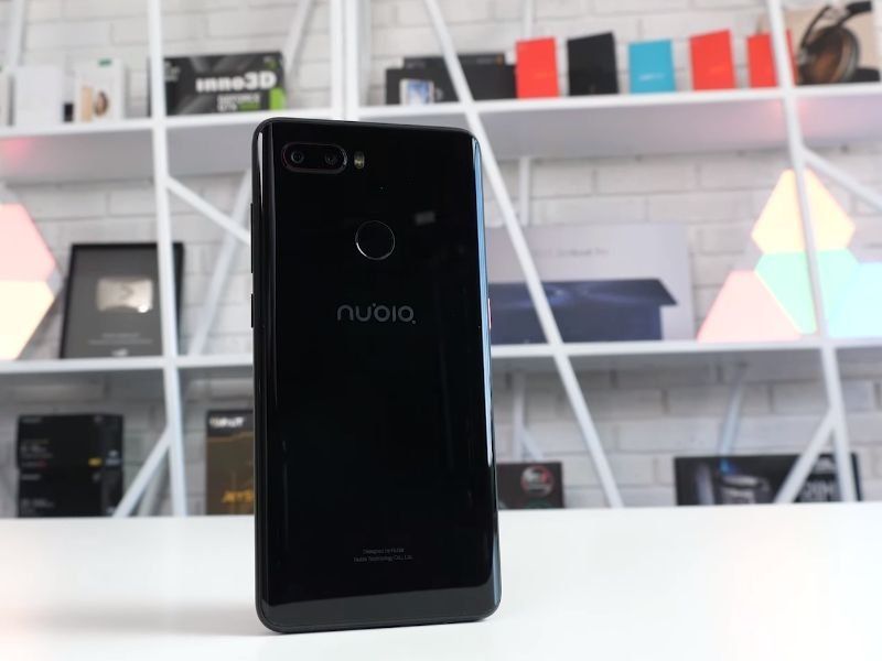 Asli dan estetik: Telefon pintar mini ZTE Nubia Z18 - kebaikan dan keburukan