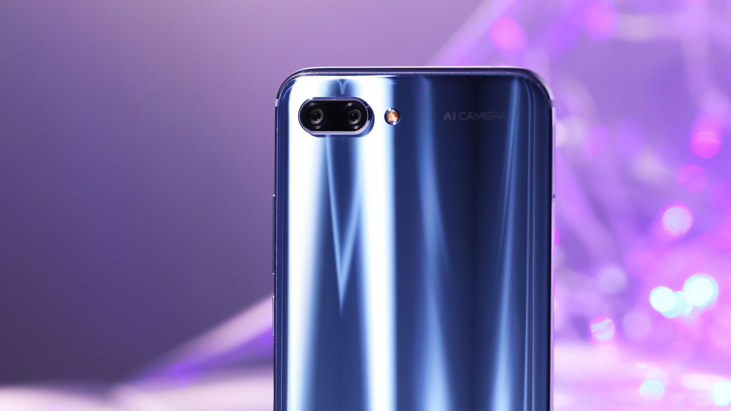 Telefon pintar Honor 10i adalah versi Eropah unggulan Honor 10 yang popular