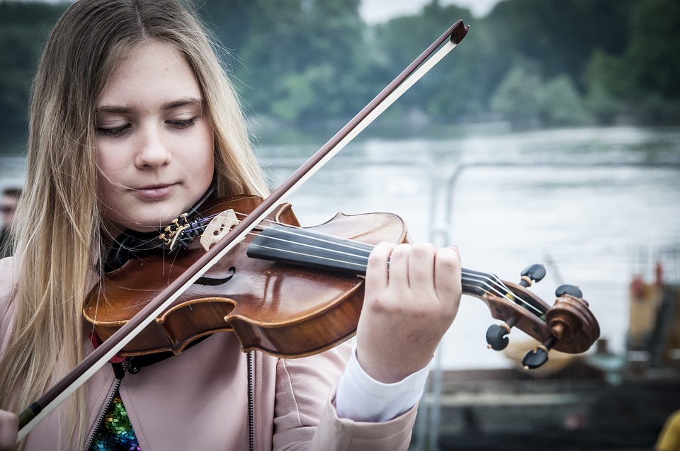 Penarafan sekolah muzik terbaik di Omsk pada tahun 2024