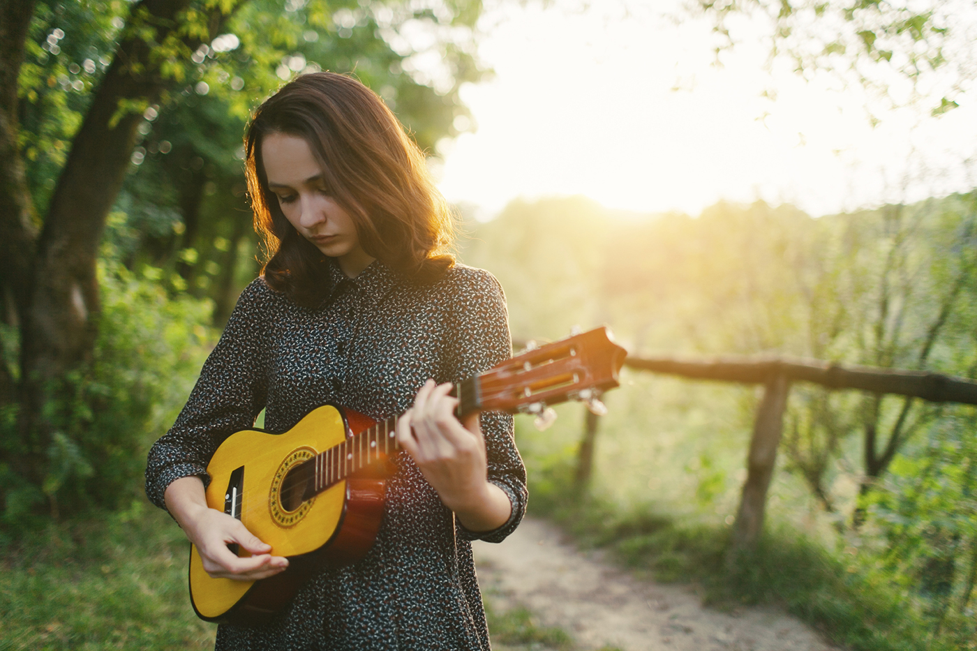 Kedudukan pembuat ukulele terbaik untuk tahun 2024